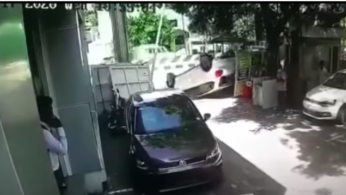 VIDEO: Sebuah Volkswagen Polo Gress Terguling di Dealer