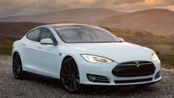 Video : Jengkel, Pemilik Ini Ledakkan Tesla Miliknya