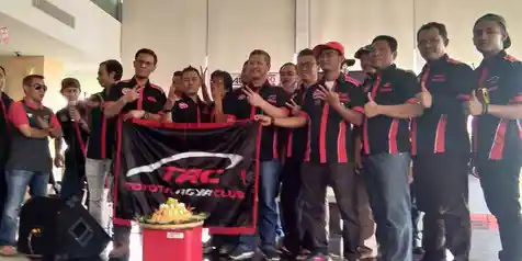 Foto - Toyota Agya Club Rayakan Hari Jadi Ke-2 Dengan Menyantuni Anak Yatim