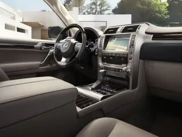 Foto - Lexus GX Facelift 2020 Tampil dengan Grill Super Besar