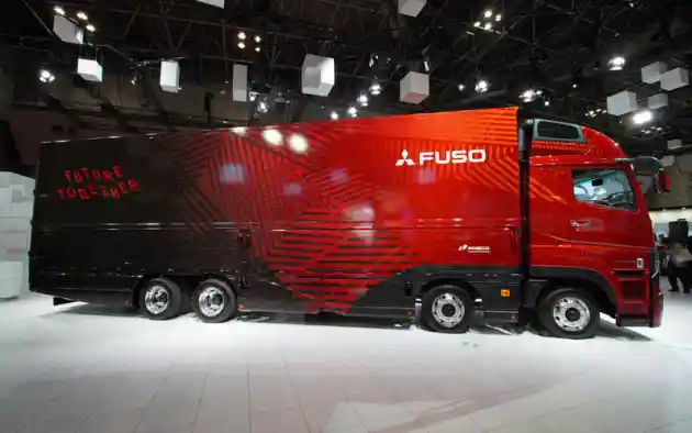 Foto - Mitsubishi Fuso “Super Great” 2023, Identitas Fuso Black Belt