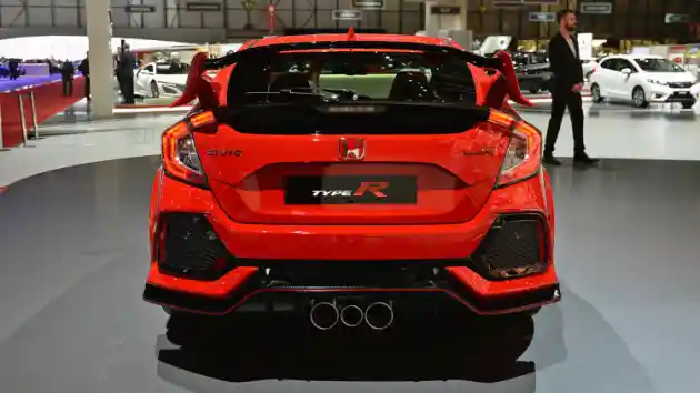 Foto - Kenapa Honda Civic Type-R 2017 Punya Tiga Ujung Knalpot?