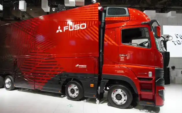 Foto - Mitsubishi Fuso “Super Great” 2023, Identitas Fuso Black Belt