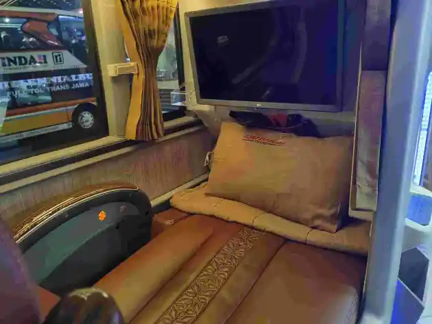 Foto - Pakai Bodi Double Decker, Seberapa Nyaman Naik Sleeper Bus PO Juragan 99 Trans?