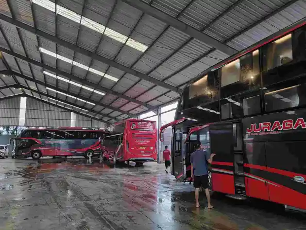 Foto - Pakai Bodi Double Decker, Seberapa Nyaman Naik Sleeper Bus PO Juragan 99 Trans?