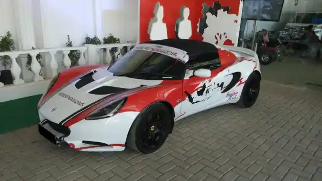 Foto - Puluhan Sportscar Konvoi Rayakan Kemerdekaan