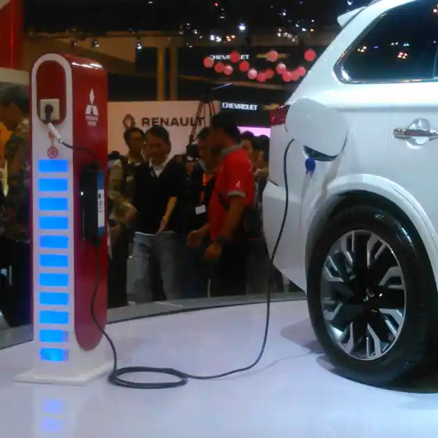 Foto - GIIAS 2015: Mitsubishi Outlander PHEV Selangkah Lagi Dijual