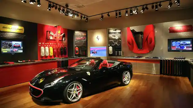 Foto - IAA 2015: Booth Ferrari Jadi Pusat Perhatian