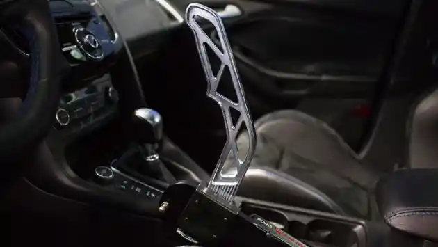 Foto - Ford Jual Tuas Rem Tangan Focus RS Untuk Percantik Drifting
