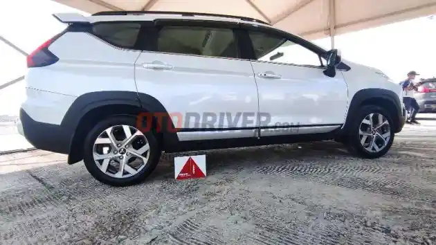 Foto - Kerja Sama Dua Fitur AYC dan ASC di Mitsubishi New Xpander Cross