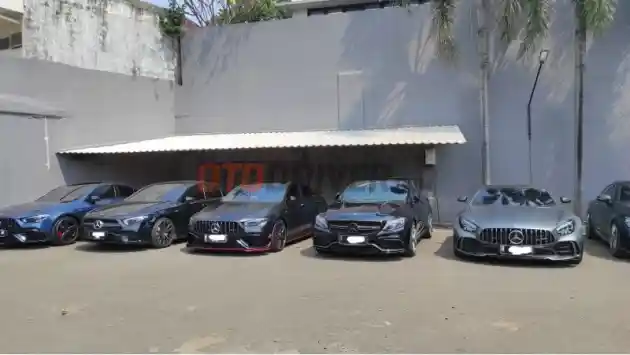 Foto - AMG Club Indonesia Komunitas Mobil 'Ngegas Enak dan Makan Enak'