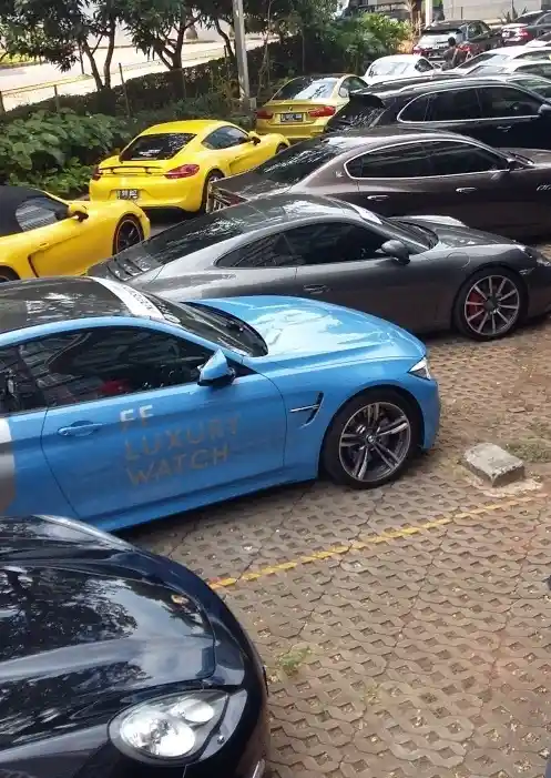 Foto - Puluhan Sportscar Konvoi Rayakan Kemerdekaan