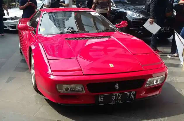 Foto - Puluhan Sportscar Konvoi Rayakan Kemerdekaan