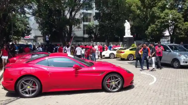 Foto - Puluhan Sportscar Konvoi Rayakan Kemerdekaan