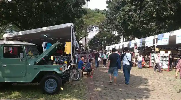 Foto - Otobursa Tumplek Blek 2016 Resmi Dibuka, Langsung Dibanjiri Pengunjung