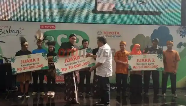 Foto - Toyota Anugrahi Pemanfaatan Ekstrak Daun Pepaya dan Abu Kayu Karya Siswa SMA