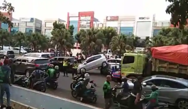 Foto - Bahaya Mengintai Saat Berada di Depan Truk. Apa yang Mesti Dilakukan?