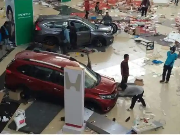 Foto - Pasca Gempa Palu, Komponen Mitsubishi Xpander Hingga Honda CR-V Dijarah