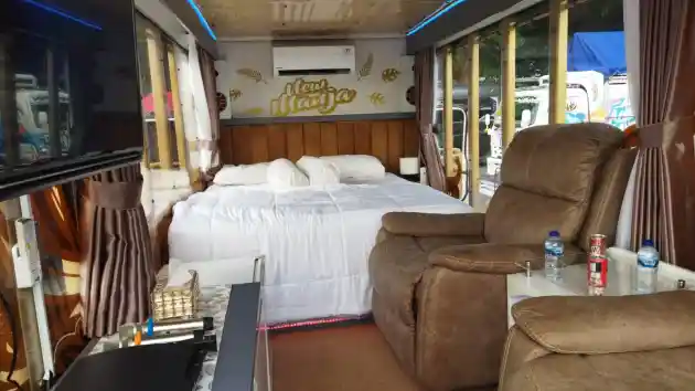 Foto - Isuzu Elf Paling Keren Se-Jawa, Bak Belakang Rasa Hotel Mewah Berjalan