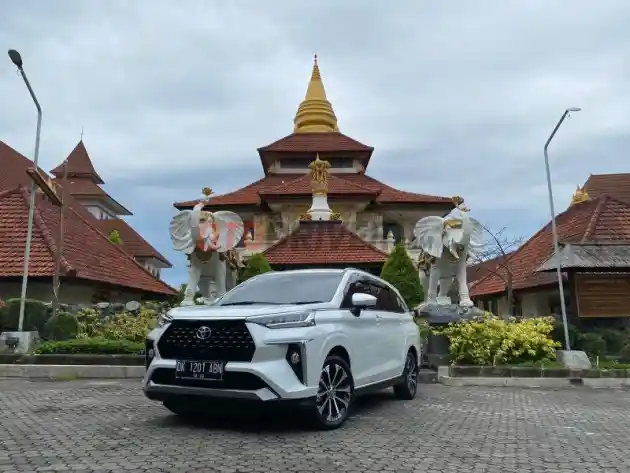 Foto - Merasakan Duduk Di Bangku Baris Kedua Toyota Avanza Dan Veloz