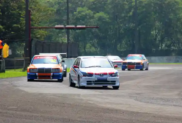 Foto - Komunitas Peugeot 306 Dukung Pembalapnya Dengan Berburu Foto di Sirkuit