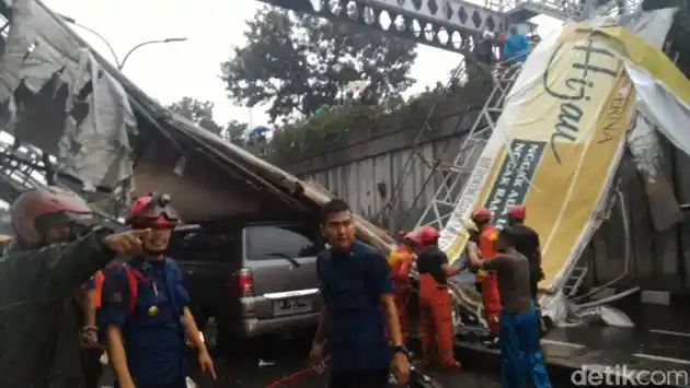 Foto - Jembatan Penyeberangan Orang di Pasar Minggu Ambruk, Hindari Lokasi Kejadian!