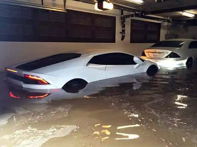 Foto - Baru Dikirim, Lamborghini Huracan Ini Terendam Banjir