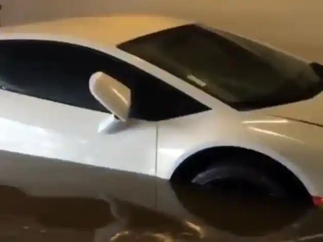 Foto - Baru Dikirim, Lamborghini Huracan Ini Terendam Banjir