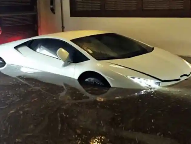 Foto - Baru Dikirim, Lamborghini Huracan Ini Terendam Banjir