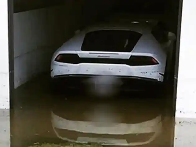 Foto - Baru Dikirim, Lamborghini Huracan Ini Terendam Banjir