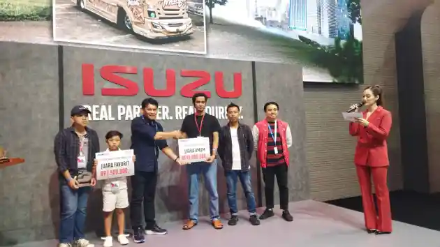 Foto - Isuzu Elf Paling Keren Se-Jawa, Bak Belakang Rasa Hotel Mewah Berjalan