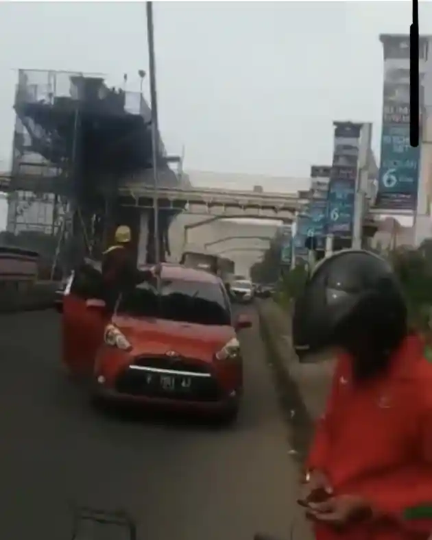 Foto - Aduh! Toyota Sienta ini Tertimpa Besi dan Menancap di Kaca Depan