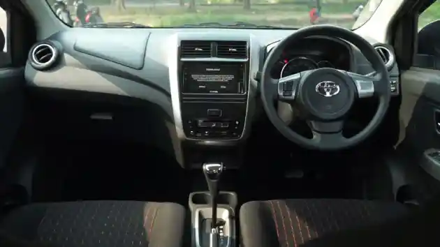 Foto - Komparasi Performa Toyota Agya TRD VS Honda Brio Satya E CVT