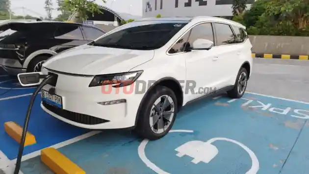 Foto - Tes Jalan Aletra L8 Sejauh 500-an Kilometer, Ruang Kabinnya Lega