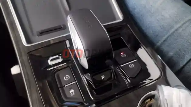 Foto - Beberapa Keunggulan Aletra L8, Kabin Terbesar Di Kelasnya Dan Bisa Didorong Saat Parkir Paralel