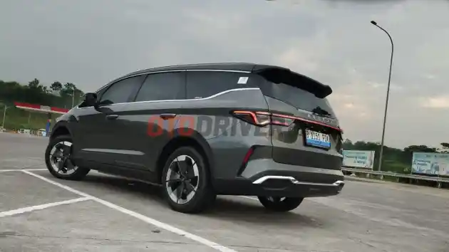 Foto - Tes Jalan Aletra L8 Sejauh 500-an Kilometer, Ruang Kabinnya Lega