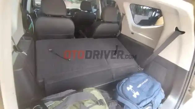 Foto - Tes Jalan Aletra L8 Sejauh 500-an Kilometer, Ruang Kabinnya Lega