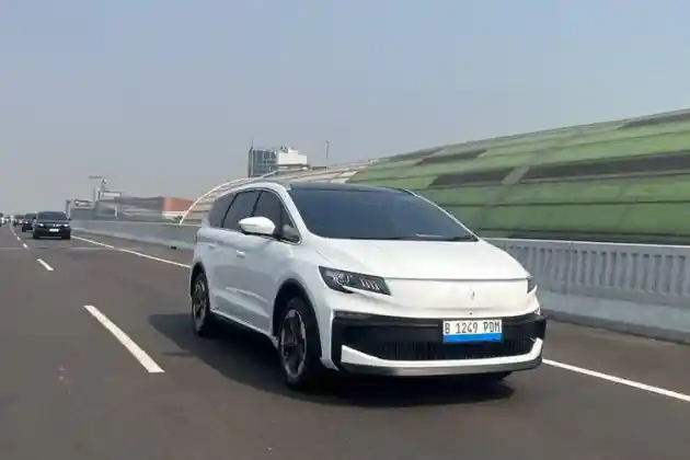 Foto - Tes Jalan Aletra L8 Sejauh 500-an Kilometer, Ruang Kabinnya Lega