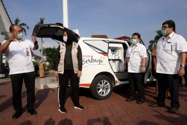 Foto - Pabrik Toyota Rajin Sumbang Innova Ambulance ke Berbagai Instansi