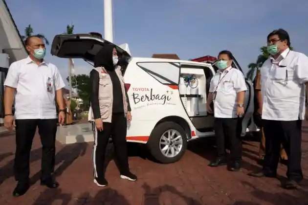 Foto - Pabrik Toyota Rajin Sumbang Innova Ambulance ke Berbagai Instansi