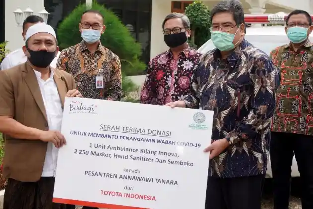 Foto - Serah Terima Ambulans Kijang Innova Kepada Pondok Pesantren