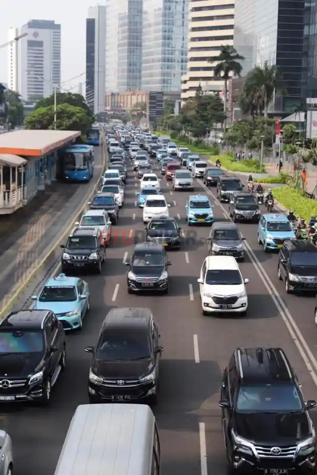 Foto - Dishub DKI Jakarta Wajib Stiker Reflektor Untuk Tekan Kecelakaan