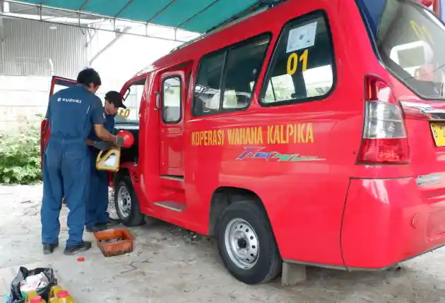 Foto - Suzuki Servis Ratusan Angkot Secara Gratis