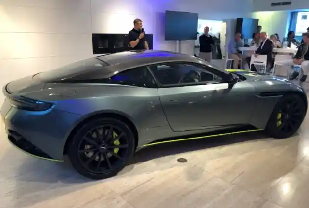 Foto - LIPUTAN EKSLUSIF: Aston Martin DB11 Meluncur, Bakal Masuk Indonesia