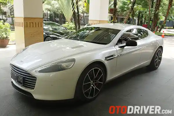 Foto - Beli Aston Martin Milyaran Rupiah, Servisnya Gratis!