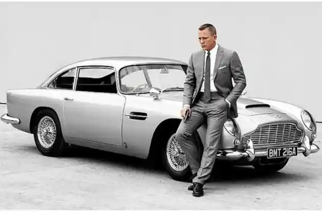 Foto - Suku Cadang Berlimpah, Pemilik Aston Martin Klasik Semakin Nyaman