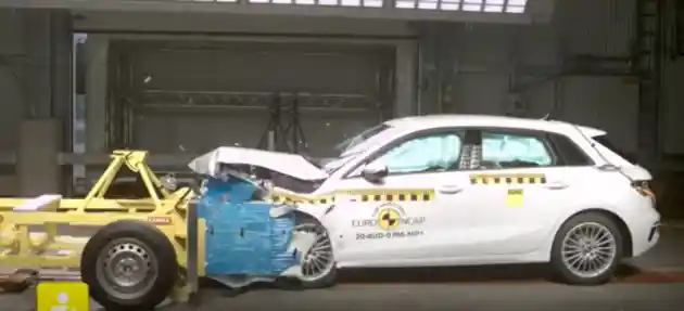 Foto - VIDEO: Crash Test Audi A3 (Euro NCAP)