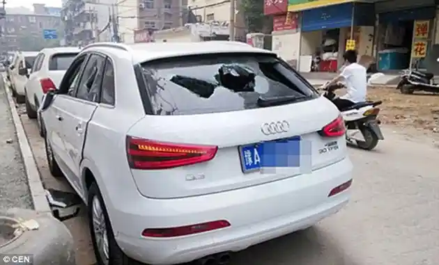 Foto - VIDEO: Kesal Dengan Suami, Wanita Cina Hancurkan Audi Q3 Baru Gres