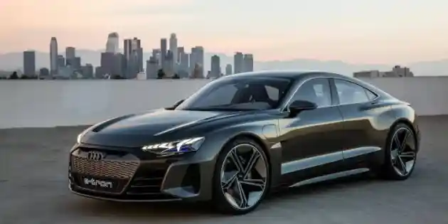 Foto - Audi E-Tron Terbaru Tawarkan Performa Buas Bertenaga 912 HP