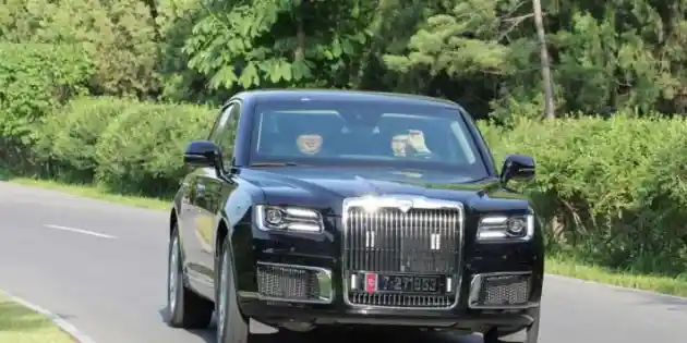 Foto - Putin Hadiahkan Aurus Limousine Untuk Kim Jong Un, Speknya Sangar